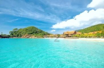 两艘英国海军舰艇相撞:现场传出巨响 船体撞出大洞